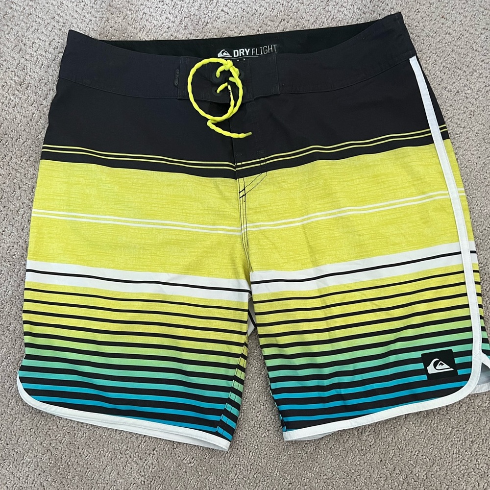 Men's Sz L Quiksilver board shorts
